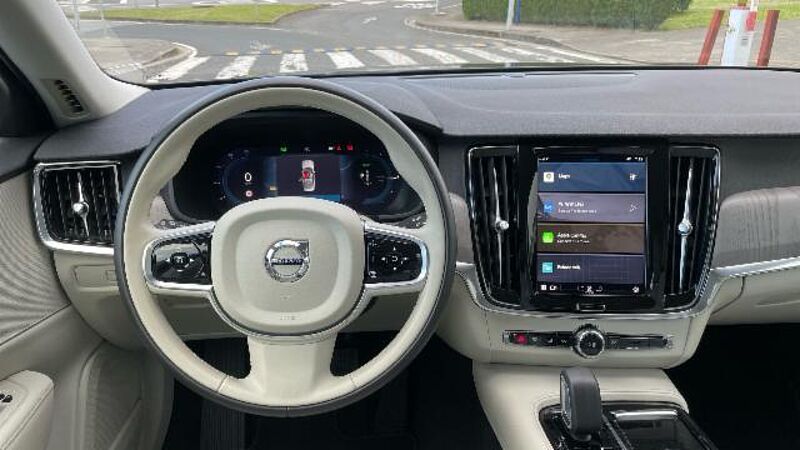 Volvo  S90 Recharge Core, T8 plug-in-hybrid eAWD, Eléctrico/Gasolina, Bright